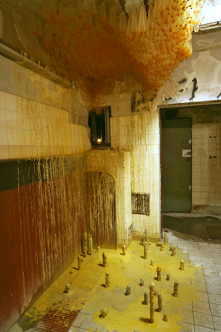 976 Kondome in der ehemaligen Schwulenklappe, einer öffentlichen Toilette in der Wildenbruchbrücke während der 48 Stunden Neukölln 2008