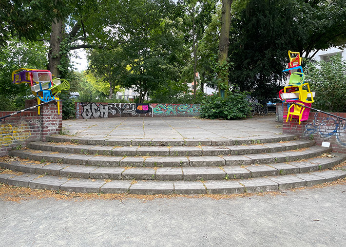 improvisiertes zusammenmontieren von Tischen, Stühlen und Blumenkästen von Leo de Munk im Projekt rixxperiment auftischen