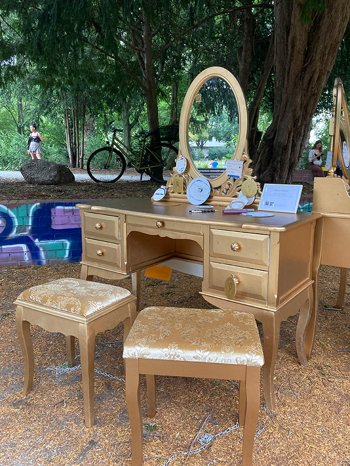 goldene Schminktische von Martina Becker mit Glitzer, Sticker, Marker und leeren Karten